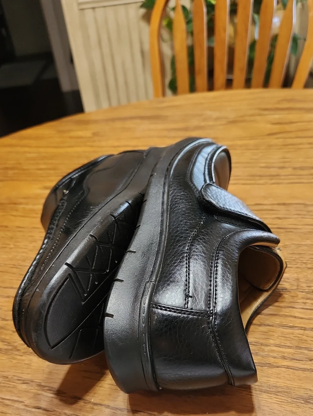 Maximus Comfort Slip On Velcro Closure Dress Shoes Size 8W